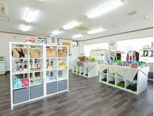 バリ雑貨、海外のお菓子を扱うショップ併設。