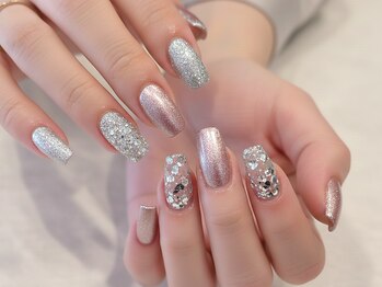 ファッシーナ(Fascina)の写真/華やかデザインが得意！ワンホンやビジュー盛りがつけ放題！ノンサンディングで自爪に優しい♪