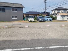 ネイル サロン ピュア ホワイト(Nail Salon Pure White)の雰囲気（駐車場からみたサロン。ブロック看板の所にお停めください）