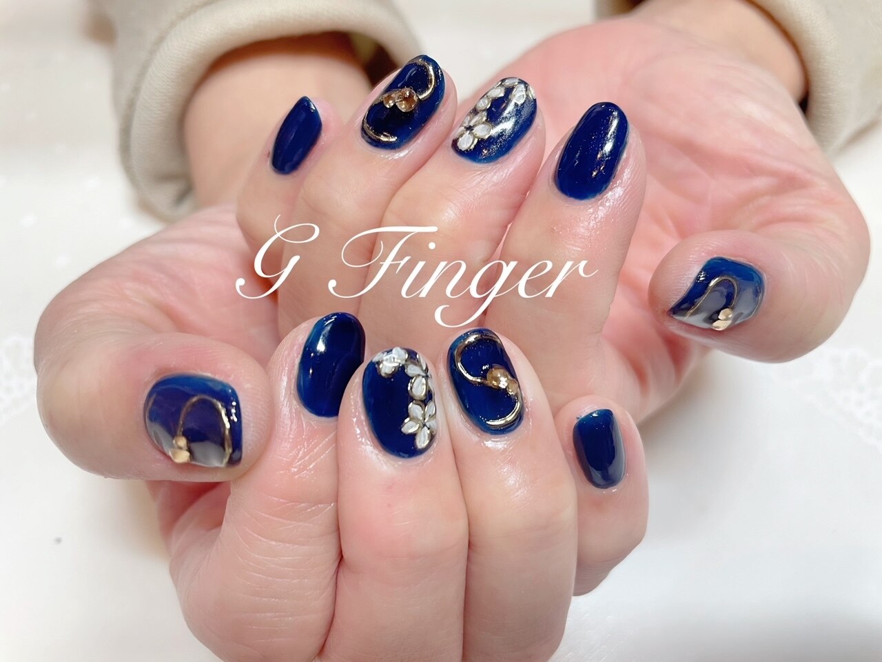 2025年-2026年冬トレンド】ネイビー 和装 ハンドのネイルデザイン集