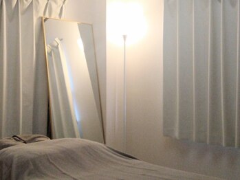 リラクゼーションスペース/大きな鏡と間接照明｜もみほぐし