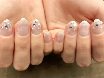 プラハネイル(+HER 美甲)/ラメグラデ×ストーン