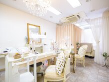 ネイルサロン ティアラリュクス 市川北口店(Tiara Luxe)の雰囲気（キュートな店内に少人数制でゆったりネイルを楽しめます。）