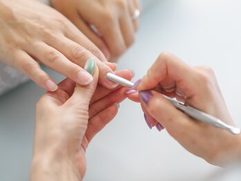 アトリエ サチ(atelier sachi)/爪表面の角質を取り除きます