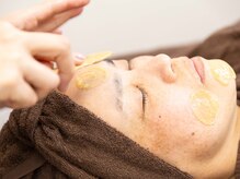 アクーディアサロン 高崎店/松ヤニパック施術の様子