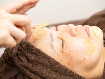 アクーディアサロン 高崎店/松ヤニパック施術の様子
