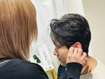 シード(SHE°)/耳ツボジュエリー★施術風景