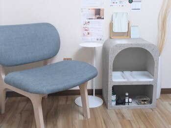 リラクゼーションスペース/ソファ・テーブル周り｜リンパ