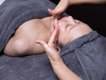 ミニョンボーテ(mignon beaute)の写真/オールハンドの美筋小顔マッサージで“艶肌”へ。機械にはできない繊細な手技で、鏡を見るのが楽しみに