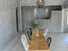 グレー基調の落ち着いた空間でお待ちしております♪