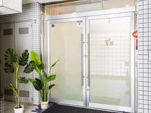 こちらの扉からどうぞ。