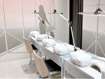 空港をイメージした明るい店内♪