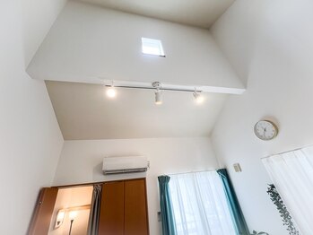 しろくまのパルマ 次郎丸駅前店/天窓があり開放感のあるお部屋♪