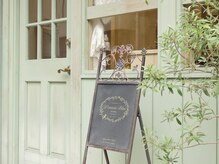 ミントブルーの淡い扉が出迎えます♪