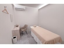 白を基調とした清潔感ある店内で完全個室です