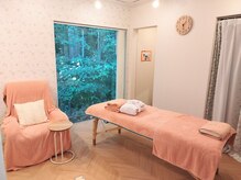 ホームサロン ヒマリ(HIMARI)の雰囲気（日常から離れ、窓の外の緑を眺めながらほっとひと息つける空間☆）