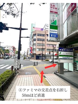 エミルカ(EMILUCA)/4、ファミマを右折。50m直進。