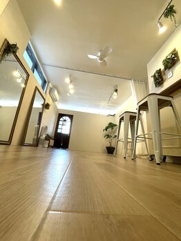 マドカヨガビューティーオフィス(MADOKA YOGA BEAUTY OFFICE)/清潔感あるフローリング