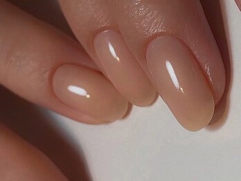 フォー(4 HER.)の写真/清潔感と艶を纏う美しい指先へ。爪本来の美しさを引き出すケアとワンカラーで、上品で清潔感ある手元に。