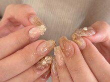 ホワイト×ゴールドの大人可愛いニュアンスデザイン♪