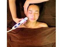 北千住整骨院の雰囲気(幹細胞上清液を特殊な美容機器で肌の深い層に浸透させます。)