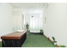 天六東整体院の雰囲気（ヒーリングミュージックで落ち着ける個室空間です）