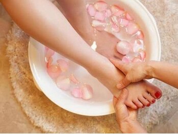 カラーズ(COLORS)の写真/【サンダルで見せたくなる足元】丁寧なケアと保湿でかかとツルツル♪足の甲スベスベ☆カラー豊富で満足度◎