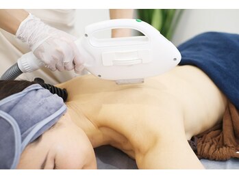 ムーンストーン(Moonstone)/背中の脱毛はサロンがおすすめ