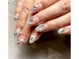 ビジューフレンチネイル