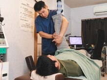 大和治療院/足へのストレッチ風景です。