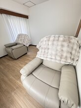 リラックスして施術を受けていただけるようにふわふわソファを完備☆