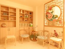 康和養生館 池袋店の雰囲気（中国蘇州の伝統的な手工刺繍が施された屏風が彩る靴箱スペース。）