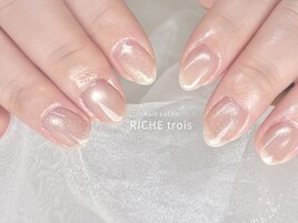 ナチュラルなマグネットネイル