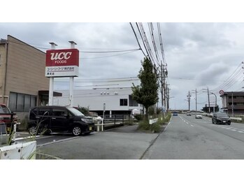 ソフ 津店(SOFS)/《道案内》UCCの隣の白い建物の