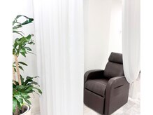 クイックアイラッシュ 池袋店(Quick eyelash)の雰囲気（白を基調とたカーテン仕切りの快適空間♪アイブロウ¥4980人気!）