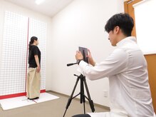 ほねつぎ入野はりきゅう接骨院の雰囲気（写真をもとに身体の状態を分析し現状説明と今後の計画を立てます）