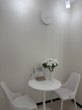 ピケピラティス 柏店(pique pilates)/白を基調にした受付