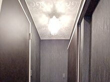 ギンザ111 プライベートルーム(Ginza 111 Private room)/扉の前にてお出迎えします。