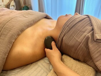 温香(onka)の写真/スマホやPC疲れに！ホットストーンのじんわり熱がこりかたまった緊張を緩め自律神経バランスも整う