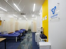 わらび 駅前整骨院の雰囲気（青と白を基調とした清潔感のある内装で施術します【蕨市/蕨駅】）