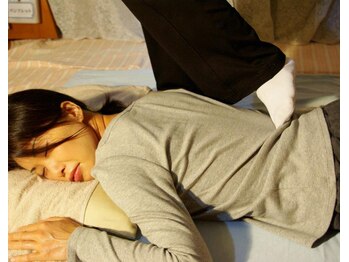 ブレス/足圧施術・背中、腰編