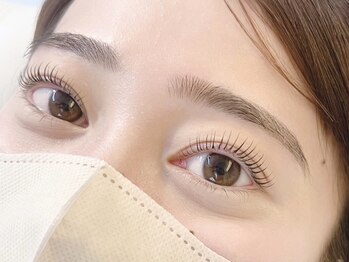 エイミー 心斎橋堀江(aimee)の写真/【ラッシュリフト上¥7150】眉とまつ毛の同時施術可能◎まつ毛を労りつつモチの良い仕上がりが人気＊