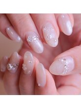ピオニーネイル(peony nail)/ホワイト　ビジューネイル