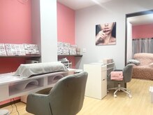 アンドミー(&me)の雰囲気（店内風景♪ネイル２席、まつ毛３席ございます♪ドレッサーも有☆）