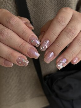 色んな輝きが入るシンプルネイル