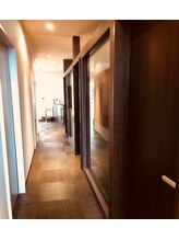 エステティックサロン メイクアップ/店舗内・個室になっております。