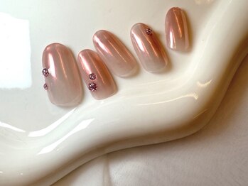 トゥーミー(To Me)の写真/シンプルなのに目を引く大人女性の為のデザイン♪開放感のある店内☆お仕事柄派手なネイルができない方に◎