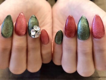 プラハネイル(+HER 美甲)/クリスマスカラー×ビジュー