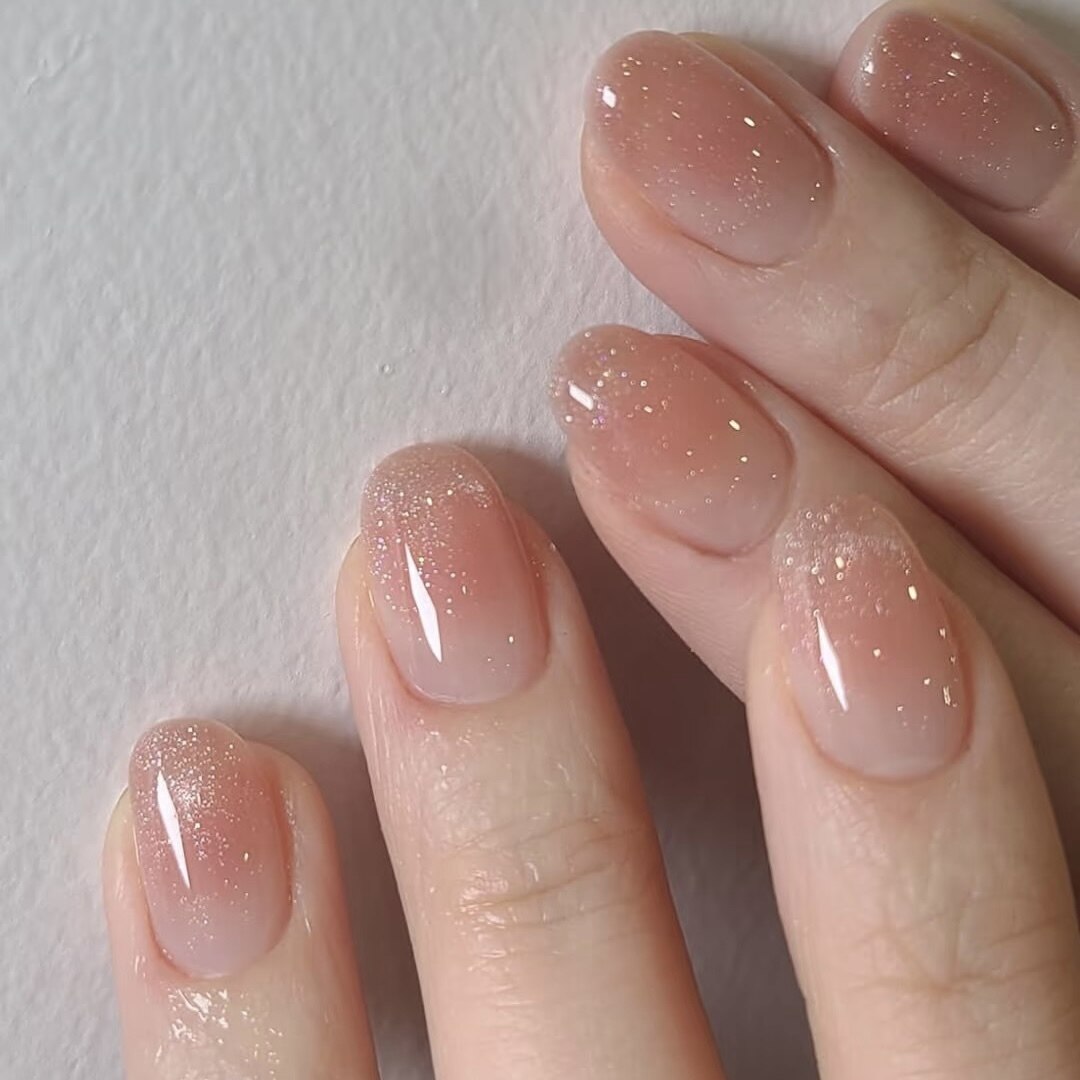 2025年秋トレンド】ストーン フレンチのネイルデザイン集｜人気