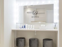 サロン ド デンファレ(salon de denphal)の雰囲気（メイクスペースは施術後にメイク直しもしやすい女優ミラー付き♪）